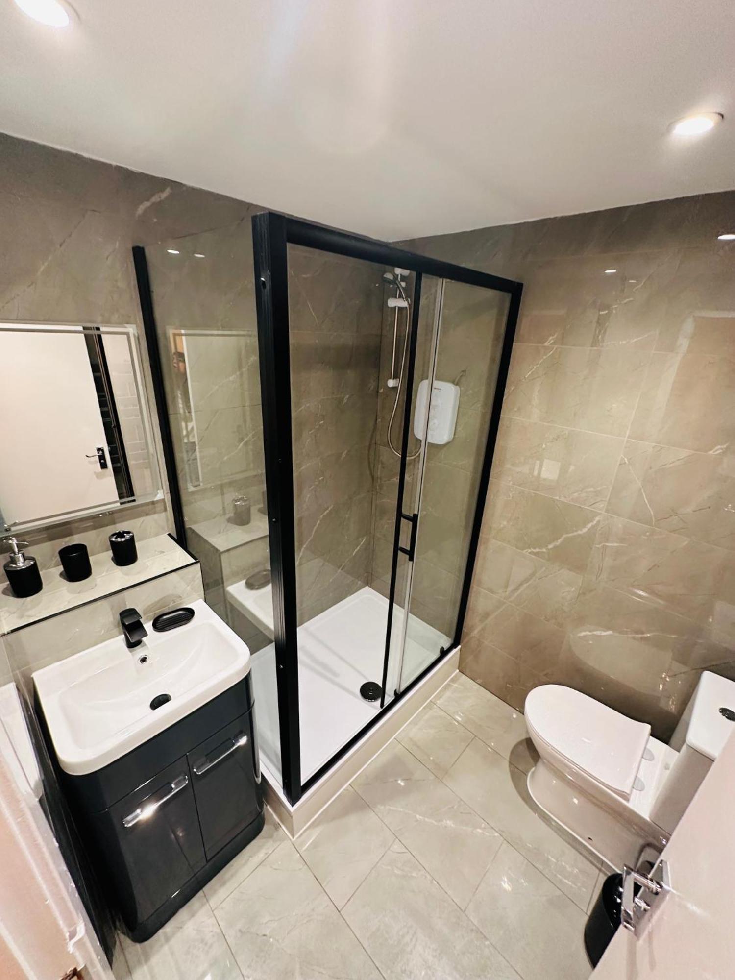 B - Newley Renovated Private Self-Contained Room In A Shared Apartment In Birmingham City Centre ภายนอก รูปภาพ