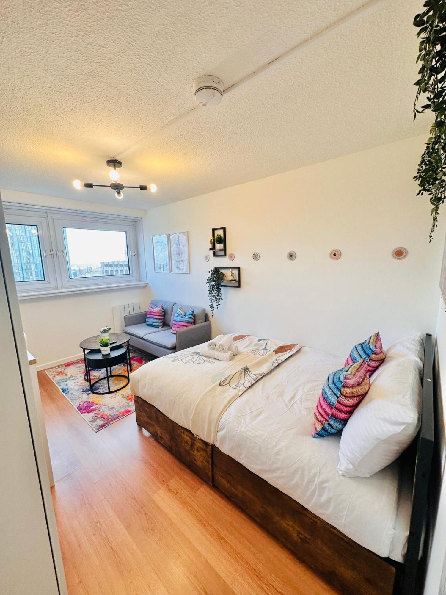 B - Newley Renovated Private Self-Contained Room In A Shared Apartment In Birmingham City Centre ภายนอก รูปภาพ